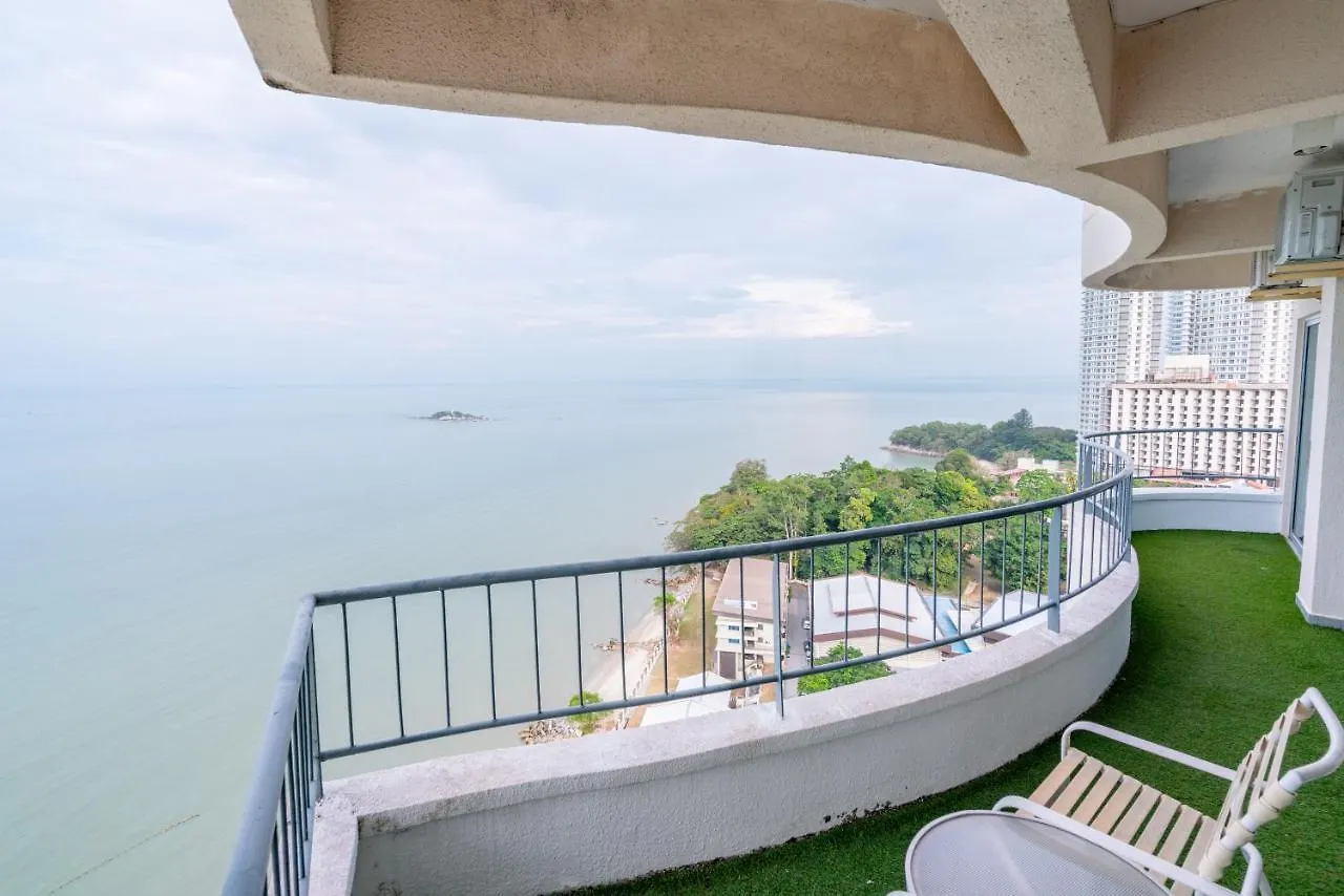 Spacious Family Beach Resort + Big Balcony @ D' Beach Suites Apartment Tanjung Bungah (Penang)