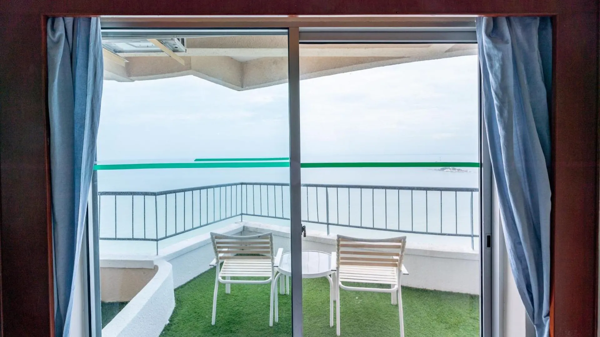 Apartment Spacious Family Beach Resort + Big Balcony @ D' Beach Suites