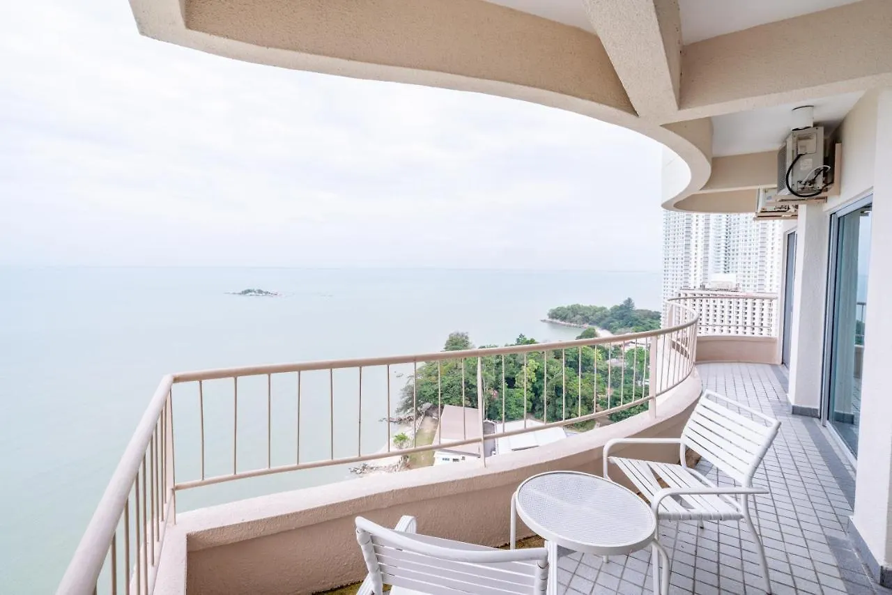 Apartment Spacious Family Beach Resort + Big Balcony @ D' Beach Suites