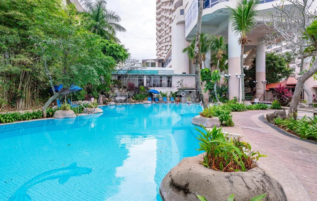 Spacious Family Beach Resort + Big Balcony @ D' Beach Suites Apartment Tanjung Bungah (Penang)